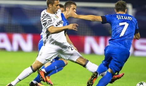 Gelandang Juventus, Marko Pjaca (kiri) pada laga Liga Champions lawan Dinamo Zagreb di Zagreb, Kroasia, 27 September 2016. Tim medis Juventus mengumumkan Pjaca absen tiga pekan akibat cedera fibula kiri.