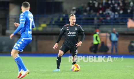  Gelandang Juventus Melo Arthur (tengah) beraksi saat pertandingan sepak bola Serie A Italia antara Empoli FC vs Juventus FC di Stadion Carlo Castellani di Empoli, Italia, Ahad (27/2) dini hari WIB.