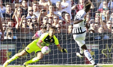 Gelandang Juventus, Paul Pogba (kanan), mencetak gol penalti saat menghadapi Genoa dalam laga Serie A Italia di Stadion Luigi Ferraris, Italia, Ahad (20/9). 