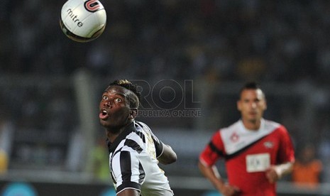 Gelandang Juventus, Paul Pogba menyundul bola dalam pertandingan persahabatan melawan ISL All Stars di Stadion GBK, Rabu (6/8)