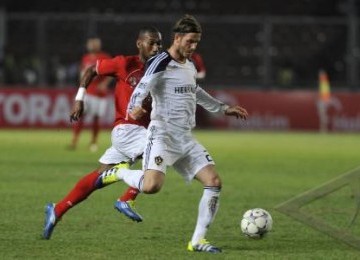 Gelandang LA Galaxy, David Beckham (kanan), berebut bola dengan striker Indonesia Selection, Patrich Wanggai, pada laga persahabatan di Stadion Utama Gelora Bung Karno Senayan, Jakarta, Rabu (30/11) malam.