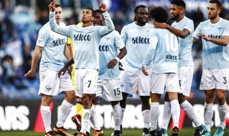 Gelandang Lazio, Luis Nani (kedua kiri) merayakan golnya ke gawang Chievo Verona pada laga Serie A di Olimpico, Ahad (21/1). Lazio menang 5-1.