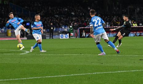 Gelandang Lazio, Matias Vecino (kanan) mencetak gol ke gawang Napoli dalam pertandingan sepak bola Serie A Liga Italia di Stadion Diego Armando Maradona, Napoli, Sabtu (4/3/2023) dini hari WIB.