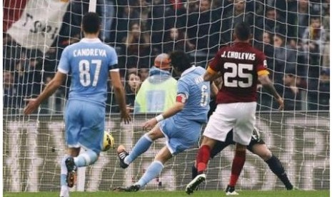 Gelandang Lazio Stefano Mauri saat membobol gawang Roma.