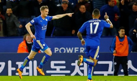 Gelandang Leicester City Andy King (kiri) merayakan golnya ke gawang West Bromwich Albion.