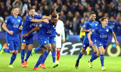 Gelandang Leicester City, Marc Albrighton (kanan) berlari merayakan golnya ke gawang Sevilla pada laga Liga Champions di stadion King Power, Rabu (15/3) dini hari WIB. Leicester berhasil melaju ke babak perempat final.