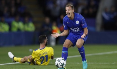 Gelandang Leicester City, Marc Albrighton (kanan) saat laga Grup G Liga Champions kontral FC Porto, Kamis (29/9) dini hari WIB. Pada laga yang berlangsung di stadion King Power itu, Leicester menang 1-0.