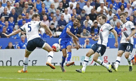 Gelandang Leicester City Riyad Mahrez (tengah) saat mencetak gol ke gawang Tottenham Hotspur.