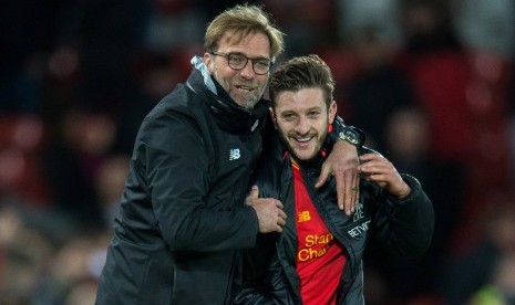 Gelandang Liverpool, Adam Lallana (kanan) bersama pelatih Juergen Klopp 