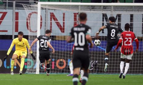 Gelandang Liverpool Dominik Szoboszlai (kedua kanan) mencetak ketiga timnya ke gawang AC Milan dalam pertandingan sepak bola Liga Champions di Stadion Giuseppe Meazza, Milan, Rabu (18/9/2024) dini hari WIB. Liverpool mengalahkan Milan 3-1. 