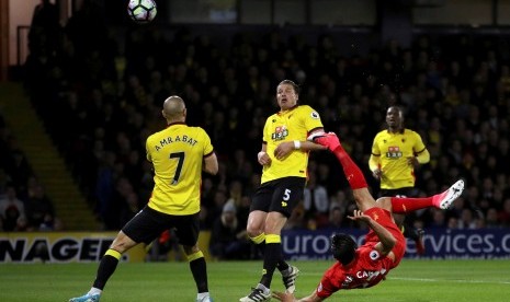 Gelandang Liverpool, Emre Can (tengah) melakukan aksi tendangan spektakuler yang berujung gol pada laga Liga Primer lawan Watford di Vicarage Road, Selasa (2/5) dini hari WIB. Liverpool menang 1-0.