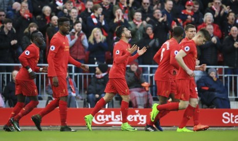 Gelandang Liverpool Emre Can (tengah) merayakan golnya ke gawang Burnley.