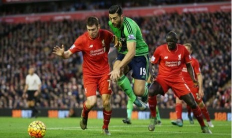 Gelandang Liverpool James Milner (kiri) mengamankan bola dari penyerang Southampton Graziano Pelle