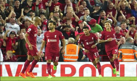 Gelandang Liverpool Roberto Firmino (kanan) merayakan gol saat lanjutan Liga Primer Inggris antara Liverpool melawan Newcastle United di Anfield Stadium, Liverpool.