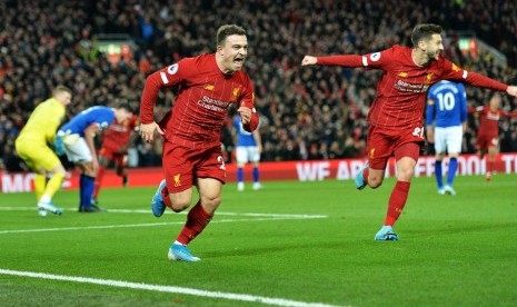 Gelandang LIverpool Xherdan Shaqiri (kiri) merayakan golnya ke gawang Everton. Liverpool menaklukkan Everton 5-2.