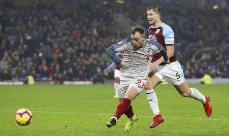 Gelandang Liverpool Xherdan Shaqiri mencetak gol ke gawang Burnley.