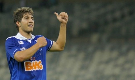 Gelandang Lucas Silva.