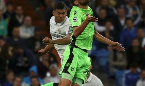 Gelandang Madrid, Casemiro (kiri) berduel udara dengan pemain Sporting CP, Bas Dost pada laga Liga Champions, di Santiago Bernabeu, pekan lalu. Manajemen Madrid hari ini mengkonfirmasi Casemiro menderita cedera retak kaki kiri.