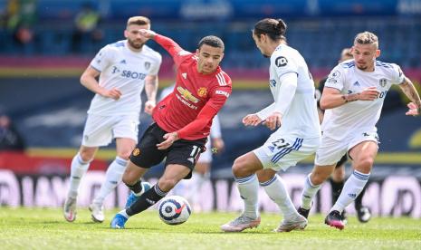 Gelandang Man United, Mason Greenwood dihadang para pemain Leeds United.