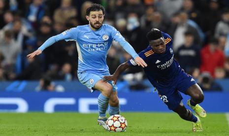 Gelandang Manchester City Bernardo Silva (kiri) beraksi saat melawan Real Madrid dalam pertandingan leg pertama semifinal Liga Champions di Stadion Etihad, Rabu (27/4/2022) dini hari WIB.