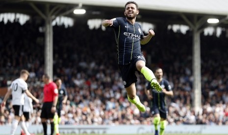 Gelandang Manchester City Bernardo Silva merayakan golnya ke gawang Fulham.