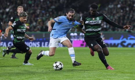 Gelandang Manchester City Bernardo Silva (tengah) beraksi saat menghadapi Sporting CP di Liga Champions. City takluk 1-4 di Stadion Josa Alvalade, Lisabon, Rabu (6/11/2024) dini hari WIB,