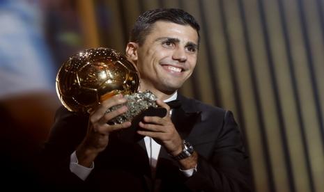 Gelandang Manchester City dan Spanyol Rodri memenangkan Ballon dOr 2024.