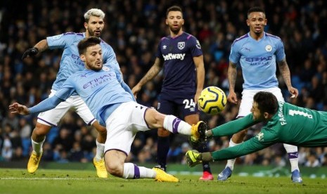 Gelandang Manchester City David Silva (kiri) berusaha menjangkau bola dari tangkapan kiper West Ham United Lukasz Fabianski (ilustrasi). Liga Inggris memperkenankan timmengganti lima pemain dalam satu pertandingan.