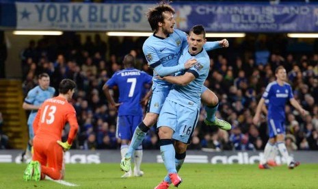 Gelandang Manchester City, David Silva (kiri), melakukan selebrasi bersama rekannya, Sergio Aguero (kanan), usai menjebol gawang Chelsea dalam laga Liga Primer Inggris di Stadion Stamford Bridge, London, Sabtu (31/1). 