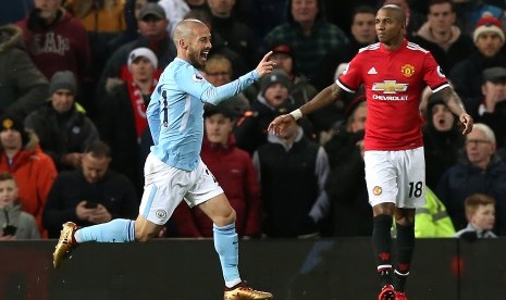 Gelandang Manchester City David Silva merayakan gol ke gawang Manchester United dalam lanjutan Liga Primer Inggris, Ahad (10/12). City unggul 2-1 dalam laga derby Manchester itu.