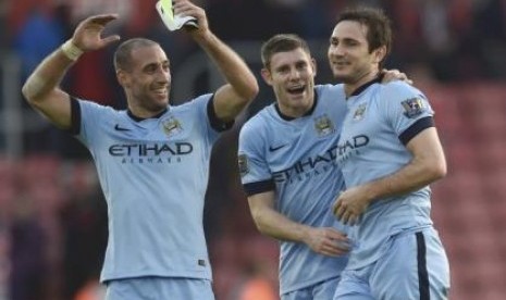 Gelandang Manchester City Frank Lampard (kanan) dipeluk James Milner usai membobol gawang Southampton dalam laga Liga Primer Inggris, Ahad (30/11).