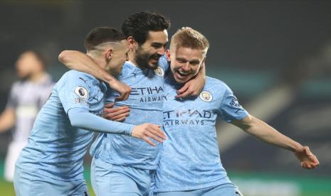 Gelandang Manchester City Ilkay Guendogan (tengah) merayakan golnya ke gawang West Bromwich Albion.