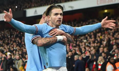 Gelandang Manchester City Jack Grealish merayakan golnya ke gawang Arsenal dalam lanjutan Liga Primer Inggris di Stadion Emirates, London, Kamis (16/2/2023) dini hari WIB.