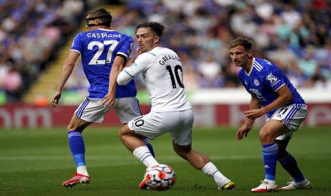 Gelandang Manchester City Jack Grealish (tengah) diapit dua pemain Leicester City Timothy Castagne (kiri) dan Marc Albrighton dalam pertandingan  di Stadion King Power, Leicester, Sabtu (11/9).