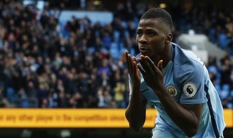 Gelandang Manchester City, Kelechi Iheanacho merayakan golnya ke gawang Southampton pada laga Liga Primer di stadion Etihad, Ahad (23/10). Laga berakhir imbang dengan skor 1-1.