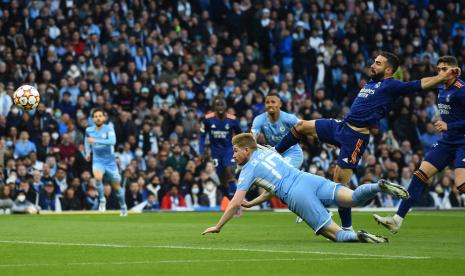 Gelandang Manchester City Kevin De Bruyne (bawah) menjebol gawang Real Madrid dalam pertandingan leg pertama semifinal Liga Champions di Stadion Etihad, Rabu (27/4/2022) dini hari WIB. 