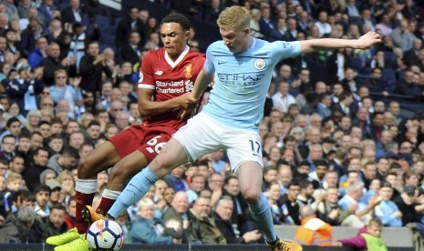 Gelandang Manchester City, Kevin de Bruyne (kanan) berebut bola dengan bek Liverpool, Trent Alexander-Arnold pada laga Liga Primer Inggris di Stadion Etihad, Sabtu (9/9). City menang telak 5-0.