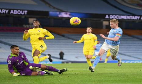 Gelandang Manchester City Kevin De Bruyne (kanan) berusaha mencetak gol ke gawang Fulham.