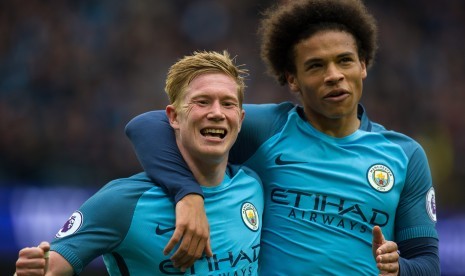 Gelandang Manchester City, Kevin De Bruyne (kiri) merayakan gol bersama Leroy Sane pada laga Liga Primer Inggris lawan Crystal Palace di Stadion Etihad, Sabtu (6/5). City menang 5-0.