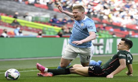 Gelandang Manchester City, Kevin de Bruyne saat dihadang pemain Tottenham Hotspur.