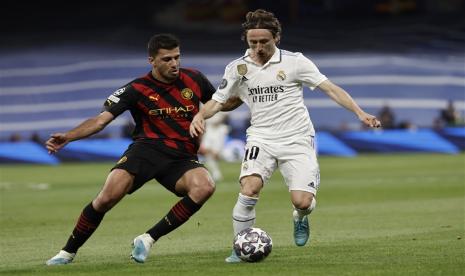 Gelandang Real Madrid Luka Modric (kanan) dalam pertandingan Liga Champions.