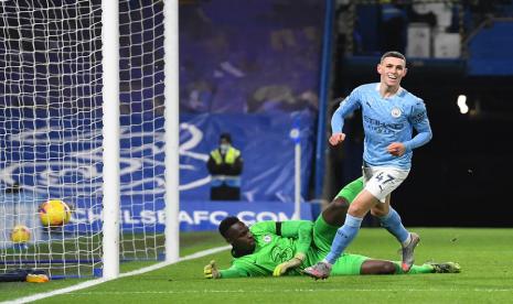 Gelandang Manchester City Phil Foden menjebol gawang Chelsea.