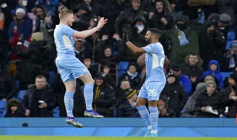 Gelandang Manchester City Riyad Mahrez (kanan) merayakan golnya ke gawang Fulham bersama Kevin De Bruyne dalam pertandingan babak keempat Piala FA di  Stadion Etihad, Manchester, Sabtu (5/2/2022) malam WIB. City menyingkirkan Fulham dengan kemenangan 4-1.