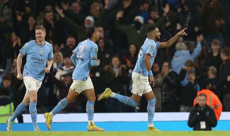 Gelandang Manchester City Riyad Mahrez (kanan) merayakan golnya ke gawang Chelsea dalam lanjutan Liga Primer Inggris di Stamford Bridge, JUmat (6/1/2023).