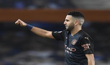 Gelandang Manchester City Riyad Mahrez merayakan golnya ke gawang Everton.