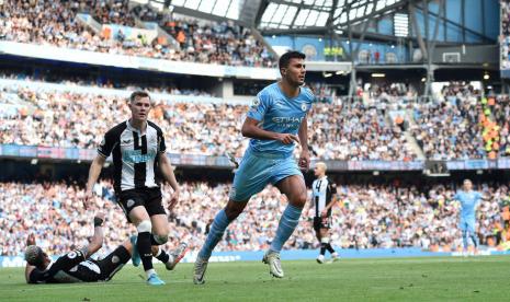 Gelandang Manchester City, Rodri (kanan) melakukan selebrasi seusai mencetak gol ketiga timnya saat melawan Newcastle United pada lanjutan Liga Primer Inggris 2021/2022 di Stadion Etihad, Senin (9/5).