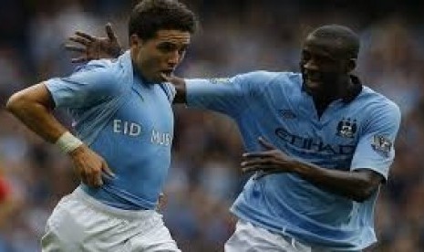 Gelandang Manchester City,  Samir Nasri (kiri).