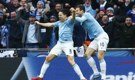 Gelandang Manchester City, Samir Nasri (kiri)