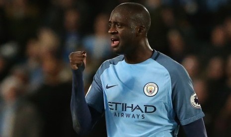 Gelandang Manchester City, Yaya Toure merayakan golnya ke gawang Hull City pada laga Liga Primer di stadion Kingston Communications, Senin (26/12). City menang 3-1.