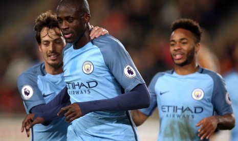 Gelandang Manchester City, Yaya Toure (tengah) dan David Silva (kiri).